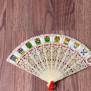 Vintage 1960s Canada provincial flags travel souvenir "lacework" hand fan, l